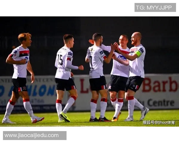 登克尔克与莫尔德的激烈对决揭示足球战术与团队协作的魅力